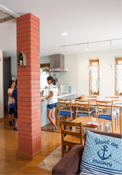 家族を写した部屋の写真